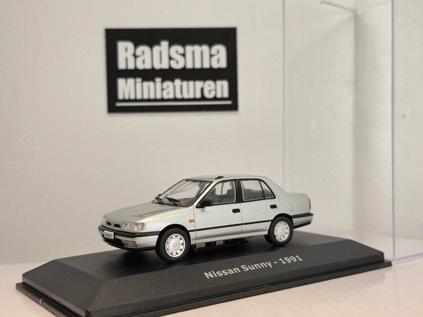 Nissan sunny 1991 - sedan - 1:43 Ixo/Altaya, Hobby en Vrije tijd, Overige merken, Auto, Nieuw, Ophalen of Verzenden
