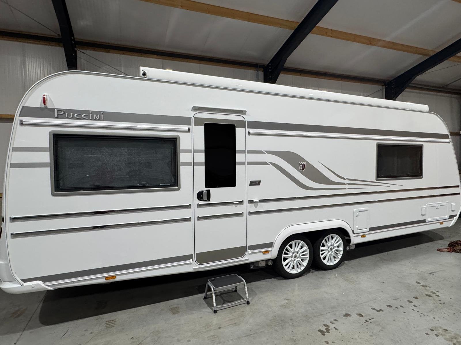 Tabbert Puccini 685 DF 2025 BOMVOL/NIEUWSTAAT/QUEENSBED, Rondzit, Tabbert, Particulier, 6 tot 7 meter