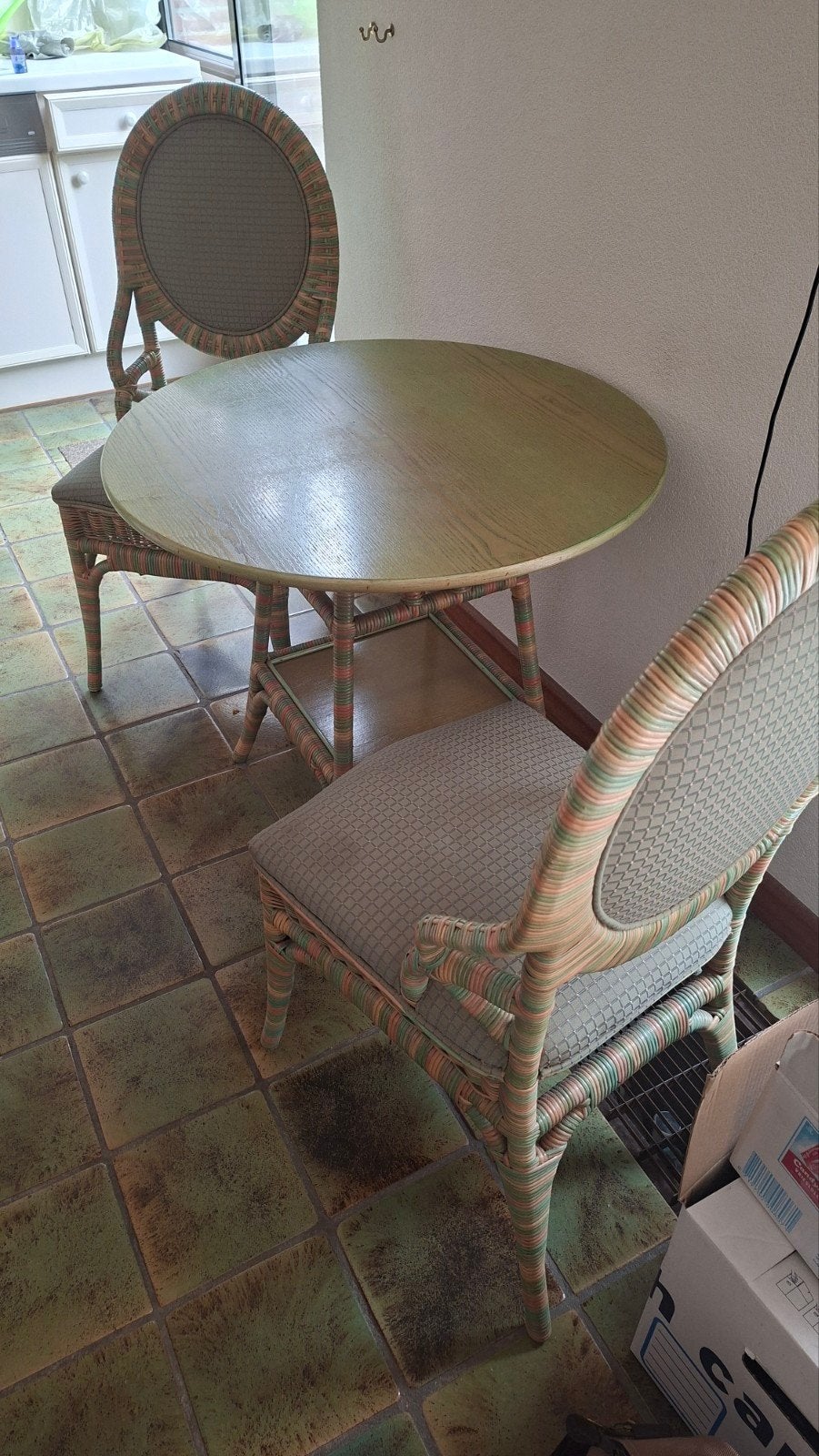 Schattig ronde, doorsnede 80cm, eettafel met twee stoelen., Huis en Inrichting, Tafels | Eettafels, Ophalen, 50 tot 100 cm, Rond