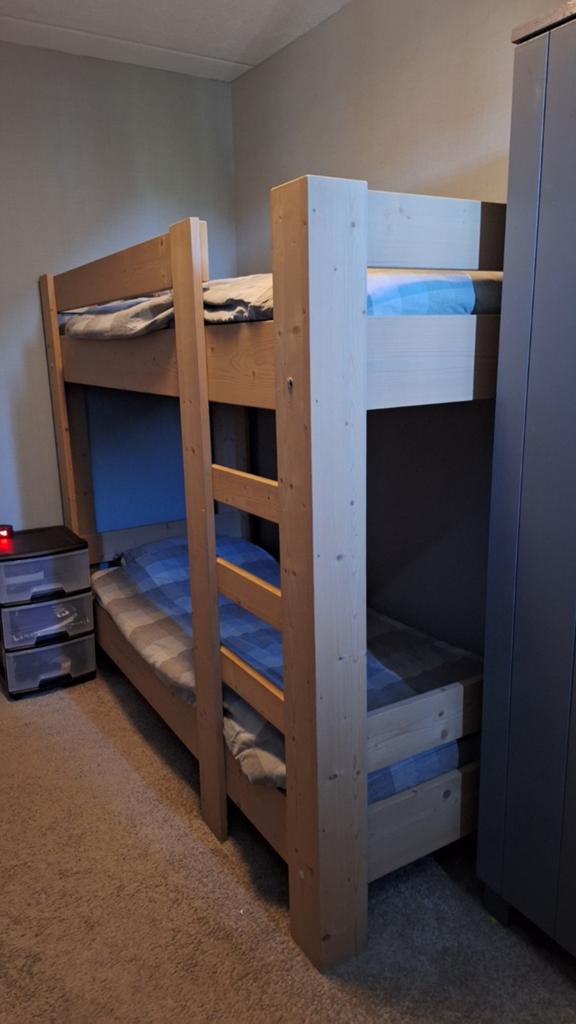 Stevig stapelbed van massief vuren hout., Ophalen, Gebruikt, 90 cm, 210 cm