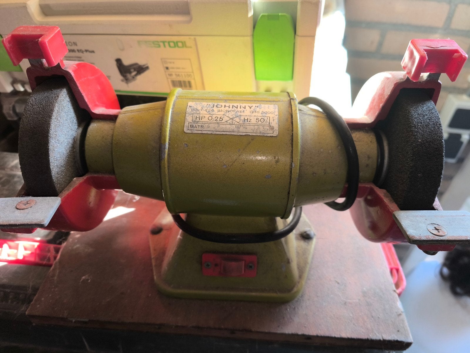 Vintage Femi Johnny bankslijpmachine, Ophalen of Verzenden, Gebruikt, Minder dan 700 watt, Werkbankslijpmachine