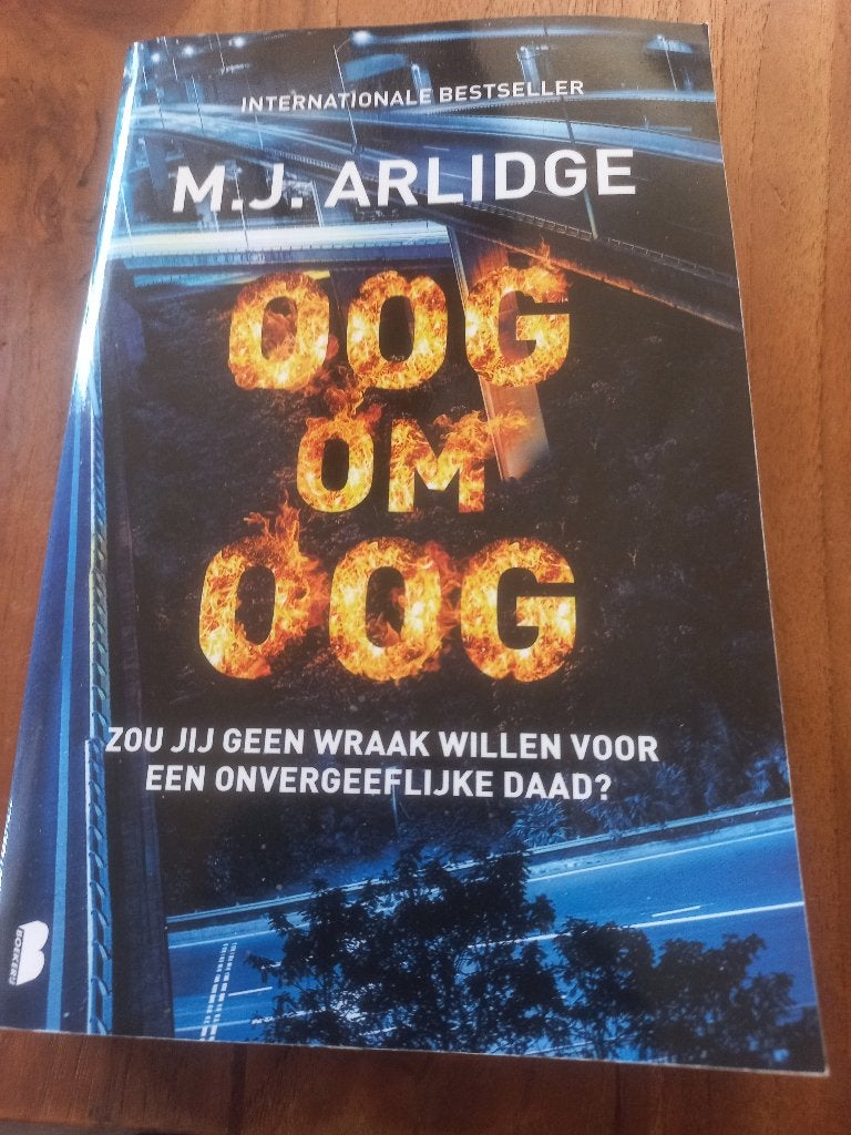M.J. Arlidge - Oog om oog, Ophalen of Verzenden, Zo goed als nieuw