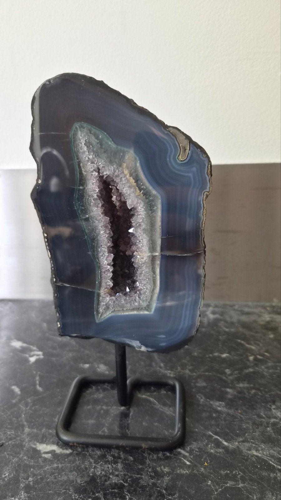 Agaat geode met amethist mini portal op standaard, Ophalen of Verzenden, Mineraal