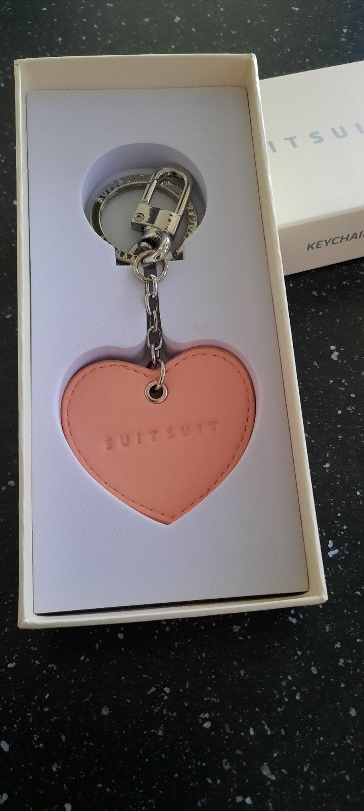 Nieuwe Suitsuit sleutelhanger roze hartje in geschenkdoosje, Verzenden, Nieuw, Merk