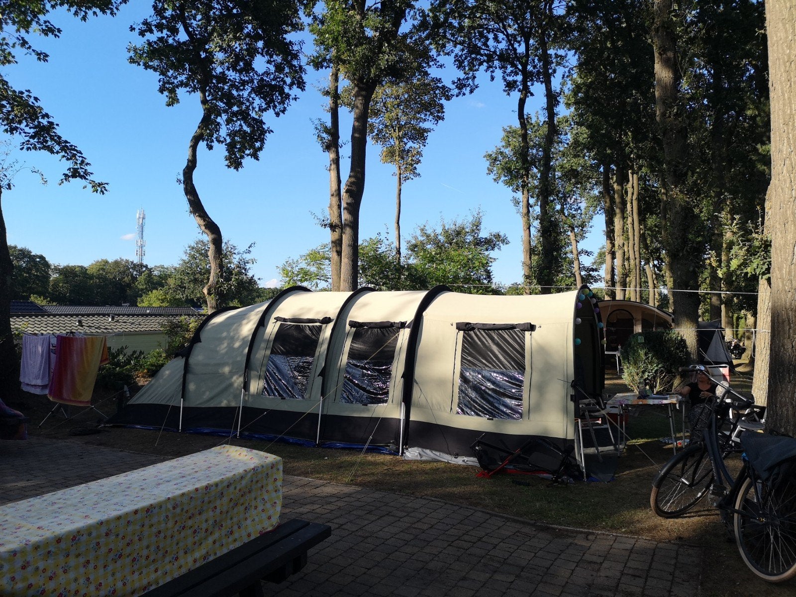 Ruime tunneltent voor 4 personen - Ideaal voor kamperen, Caravans en Kamperen, Ophalen of Verzenden, Gebruikt, Tot en met 6