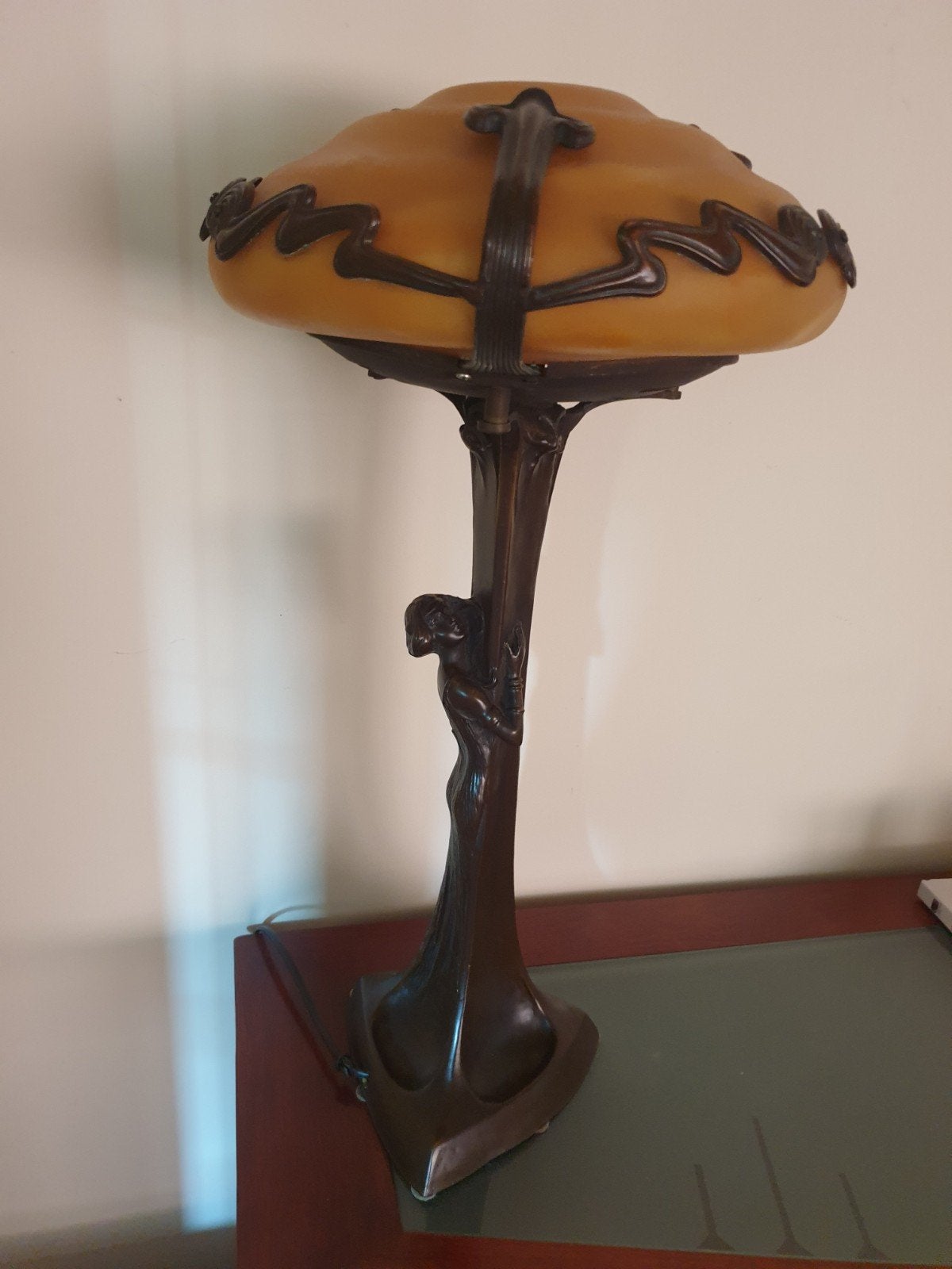 Jugendstil Bronzen Tafellamp met Vrouwenfiguur en Glazen Kap, Antiek en Kunst, Ophalen