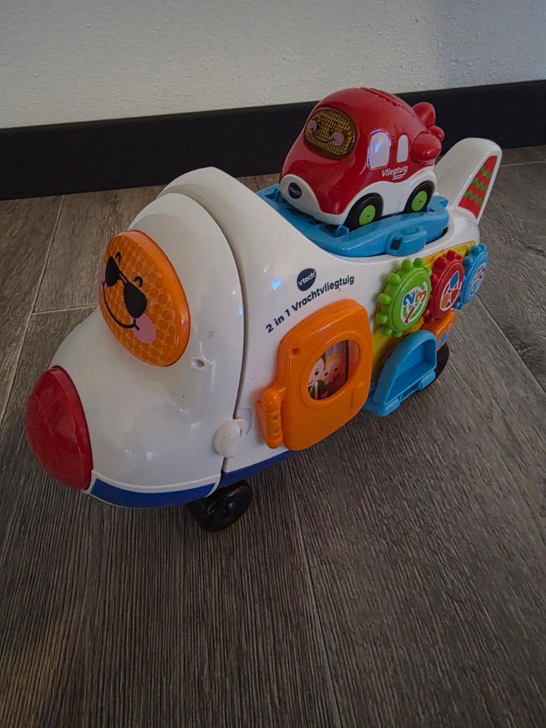 VTech 2-in-1 vliegtuig met auto, Ophalen