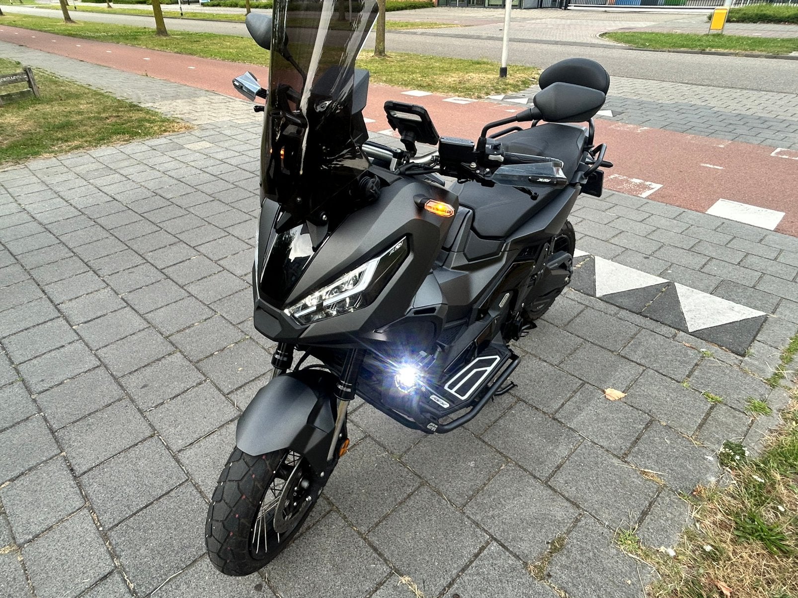 Honda X-ADV 2023 Black on Black Akrapoviç full option 3200km, Motoren, Motoren | Honda, 750 cc, Gebruikt, Automaat, LED Verlichting