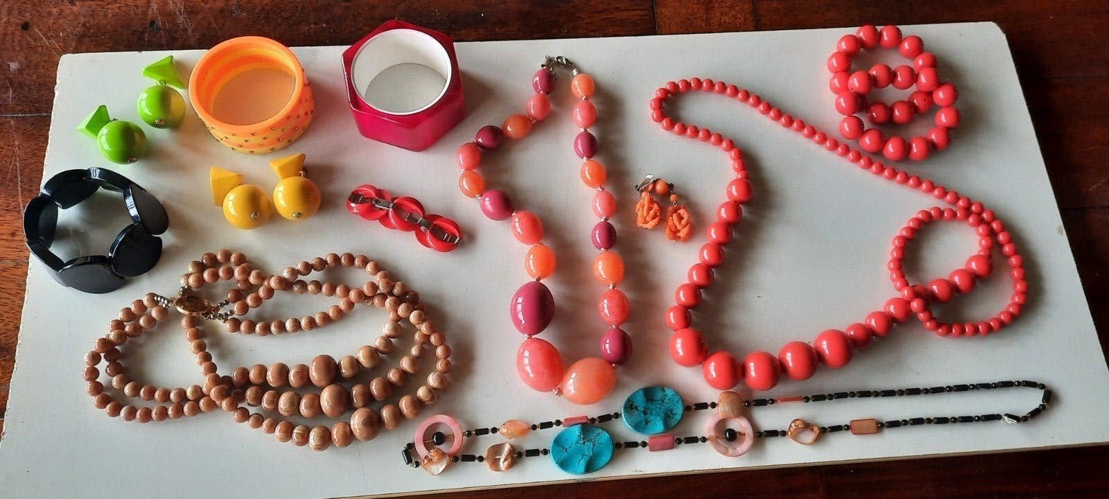 Lot vintage, brutalist sieraden,kunststof jaren 50/60/70., Sieraden, Tassen en Uiterlijk, Ophalen of Verzenden, Overige materialen