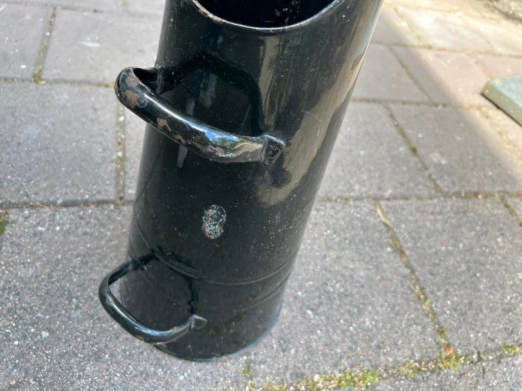 Zwarte metalen kolenkit, Ophalen