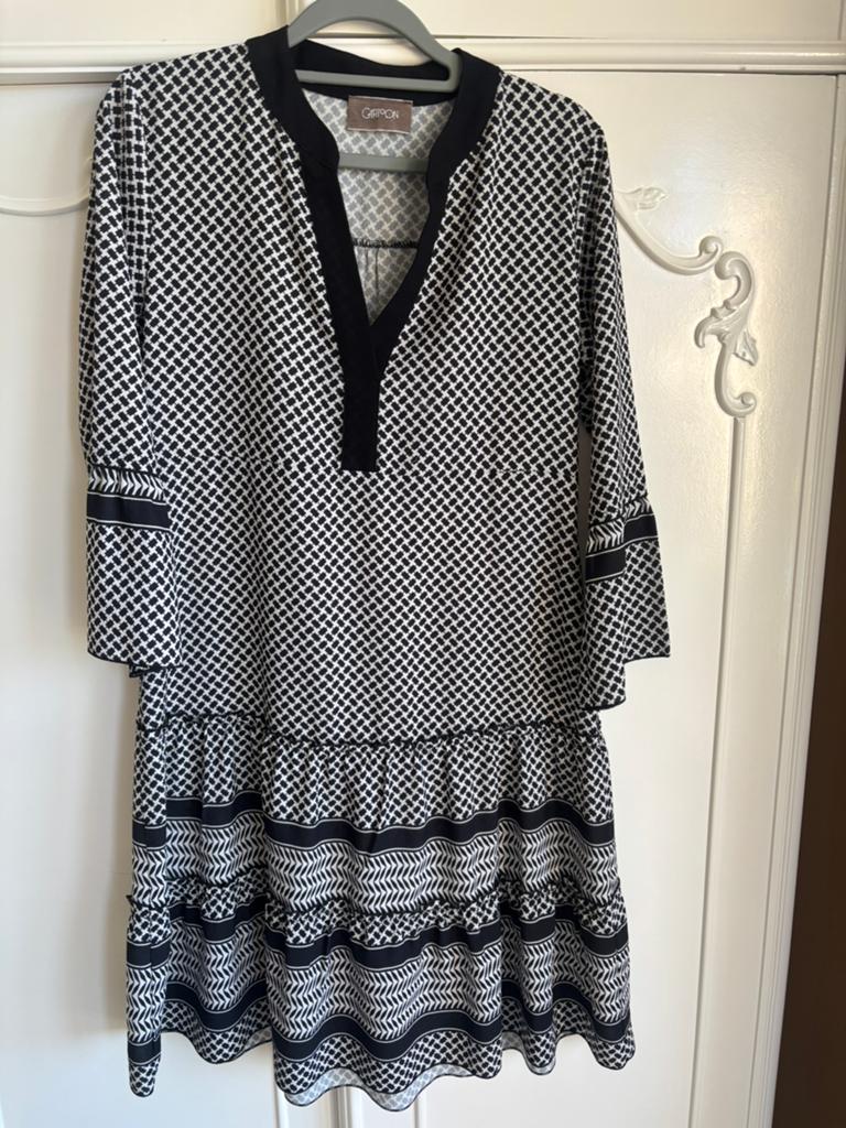 Zgan zwart wit ibiza jurk merk Cartoon maat 36, Zwart, Ophalen of Verzenden, Zo goed als nieuw, Maat 34 (XS) of kleiner
