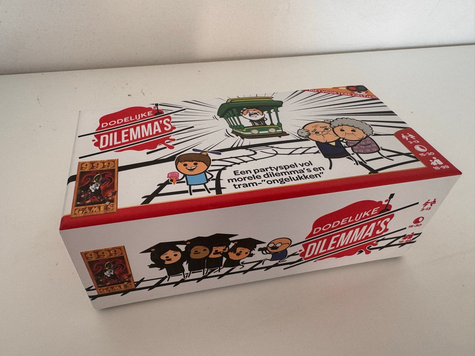Dodelijke Dilemma's - Partyspel vol morele dilemma's, Drie of vier spelers, Ophalen of Verzenden, Zo goed als nieuw