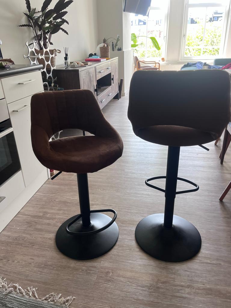 2 bruine barkrukken - in hoogte verstelbaar, perfecte staat, Huis en Inrichting, Barkrukken, In hoogte verstelbaar, 60 tot 90 cm