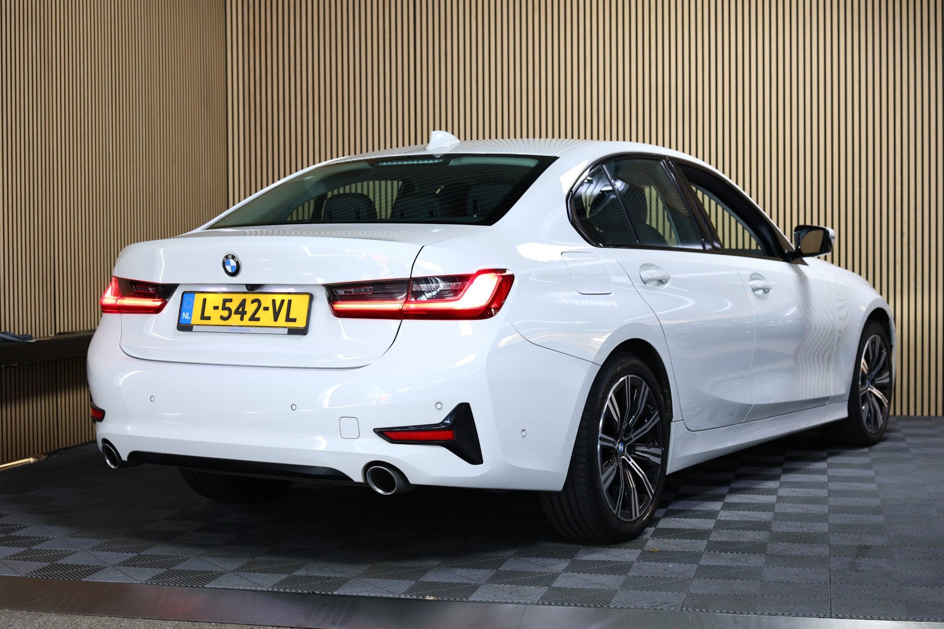 BMW 3 Serie 318i Business Edition AVM SPORTLEDER NAVI CARPLA, Automaat, 1998 cc, Achterwielaandrijving, Euro 6