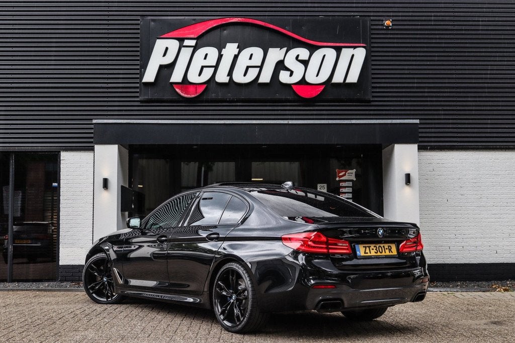 BMW 5-serie M550i xDrive DEALER OH PANO B&W MASSAGE 360 ACC, Automaat, Gebruikt, 2000 kg, 4395 cc