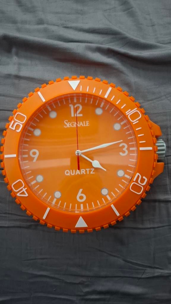 Opvallende Oranje Wandklok - Segnale Quartz, Ophalen of Verzenden, Gebruikt, Analoog, Wandklok