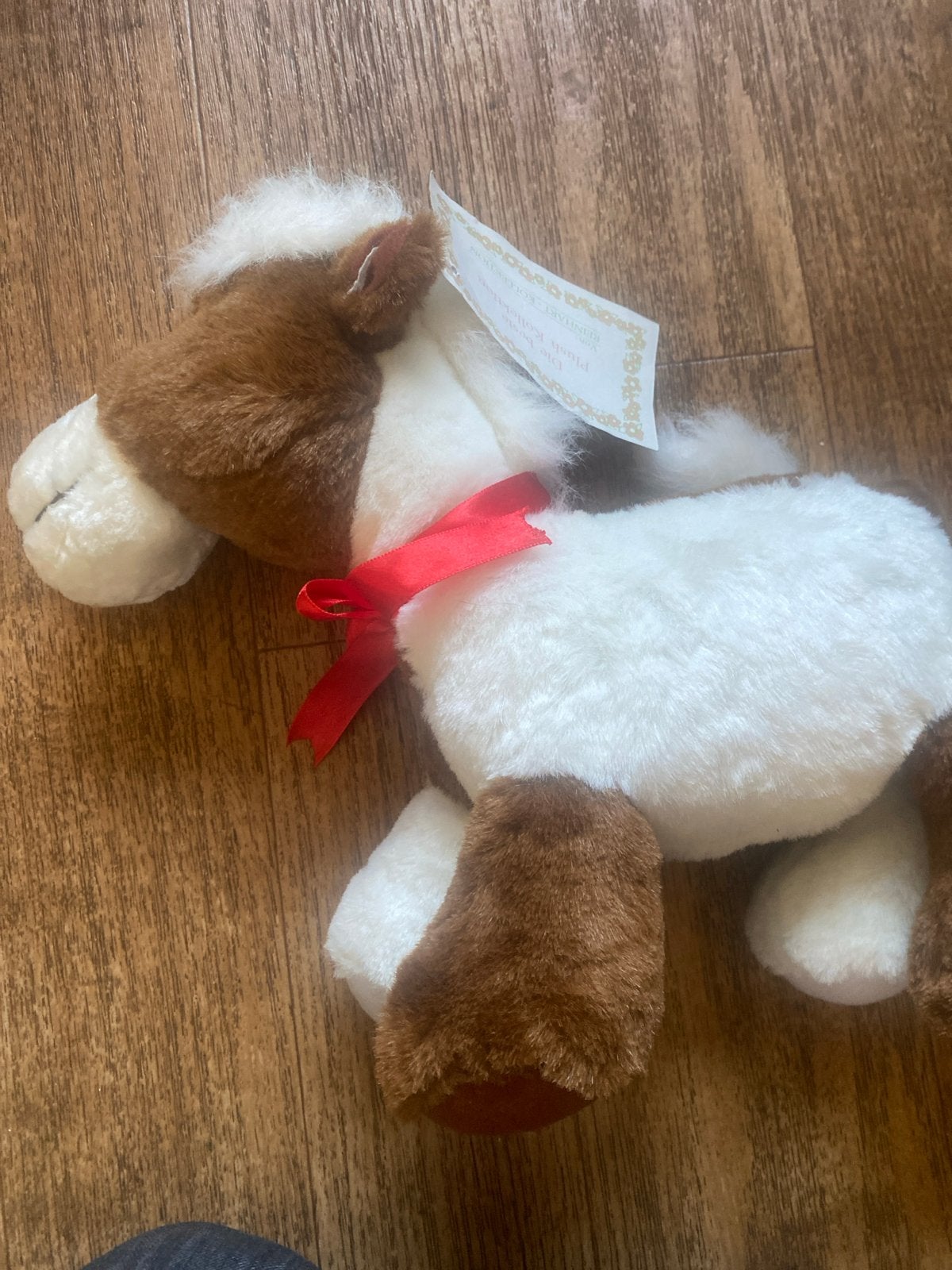 Schattig bruin-wit paard knuffel met rood lint, Paard, Overige merken, Overige karakters, Ophalen of Verzenden