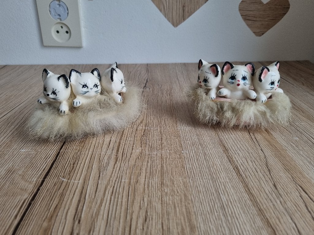 2 Mooie Vintage Beelden met 3 Katten in mand Porselein, Verzenden, Gebruikt, Dier