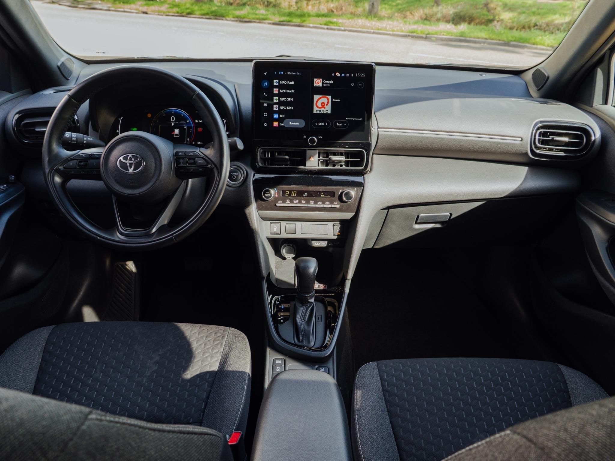 Toyota Yaris Cross 1.5 Hybrid 115 Dynamic, Auto's, Stof, Gebruikt, Euro 6, 1165 kg