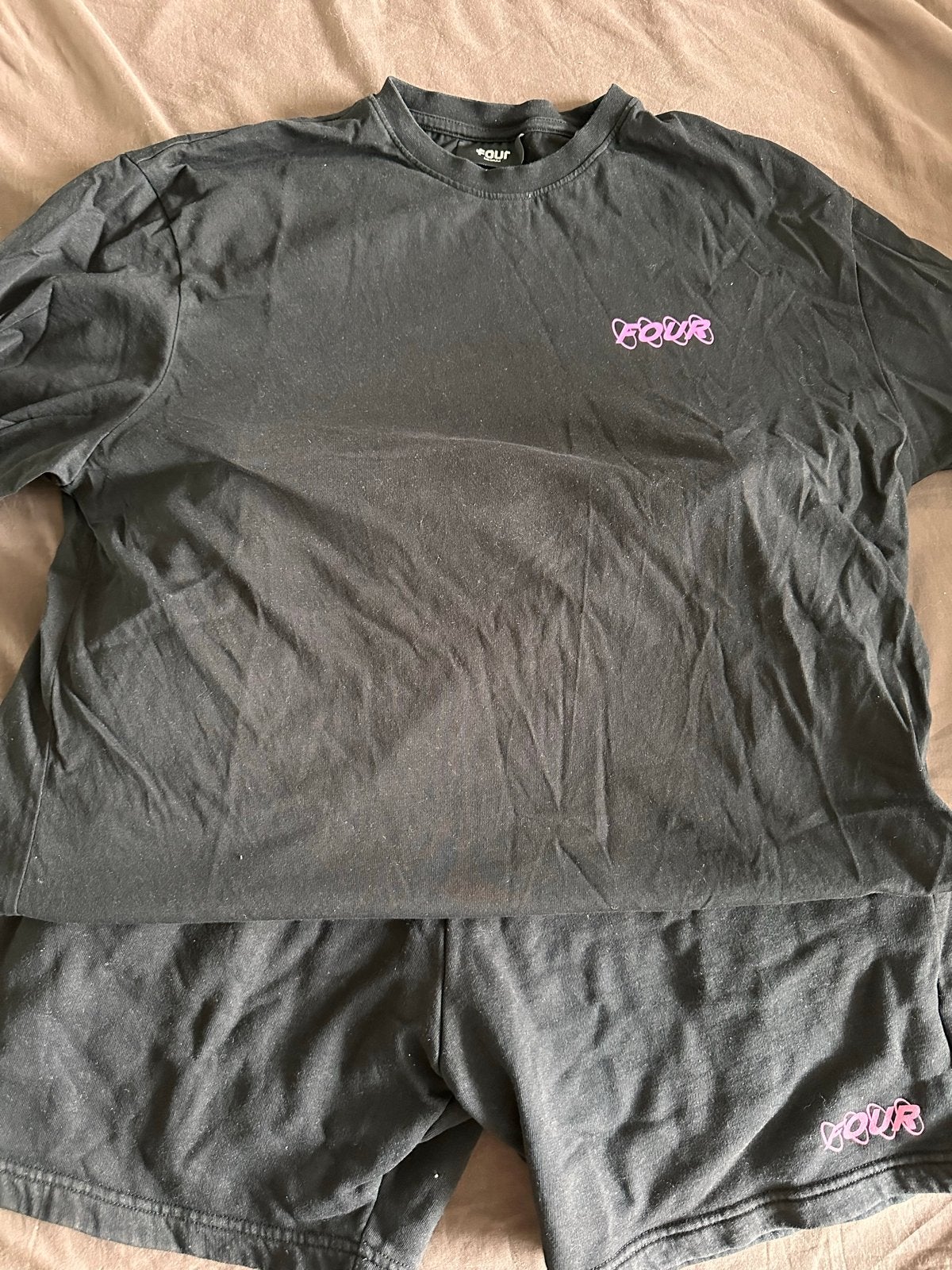 Four T-shirt en korte broek set - Zwart met roze logo, Ophalen of Verzenden, Zo goed als nieuw, Maat 52/54 (L), Zwart