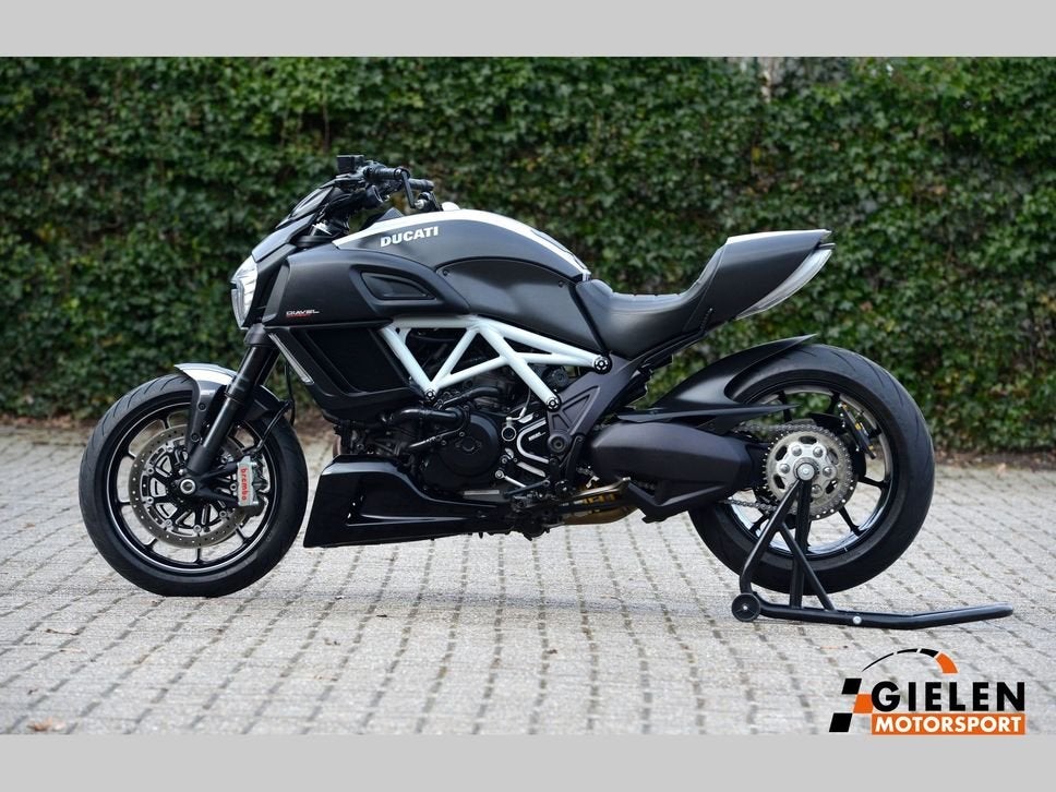 Ducati Diavel Carbon editie 2016 Type 2, 2 cilinders, 390, rue d' Estienne d'Orves 92701 COLOMBES CEDEX, FR, 1198 cc, Motorrijbewijs A
