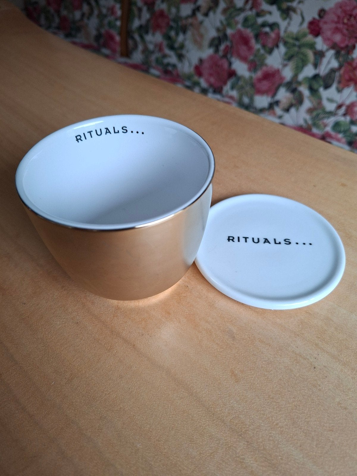 Rituals theekopje + houder goud, Ophalen of Verzenden, Zo goed als nieuw, Overige stijlen, Kop(pen) en/of Schotel(s)