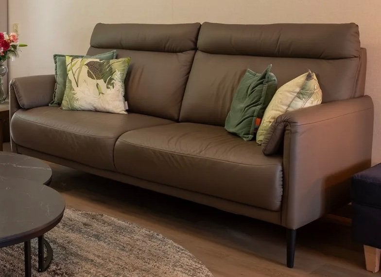 3 persoons leren bank in taupe te koop, Huis en Inrichting, Banken | Bankstellen, Ophalen, Driepersoons, Zo goed als nieuw, Rechte bank
