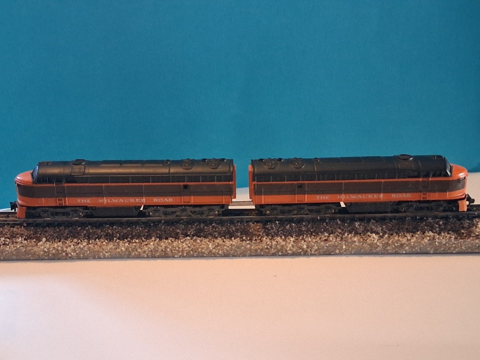 dieseltreinstel Milwaukee road N-spoor, Hobby en Vrije tijd, Modeltreinen | N-Spoor, Overige merken, Gebruikt, Verzenden, Analoog