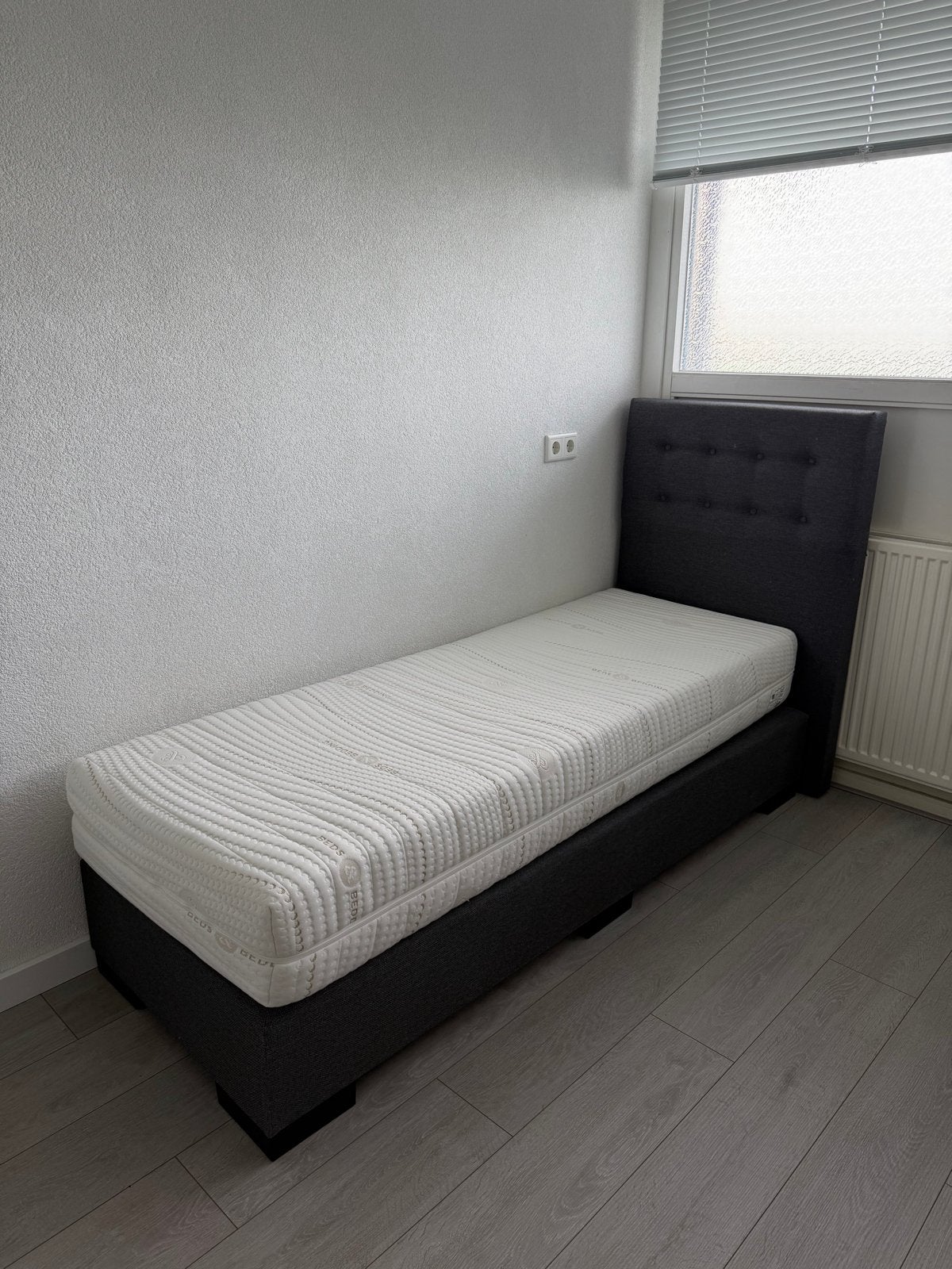 Boxspring 70x190 cm met duur matras, zo goed als nieuw, Ophalen, 190 cm of minder, Zo goed als nieuw, Eenpersoons