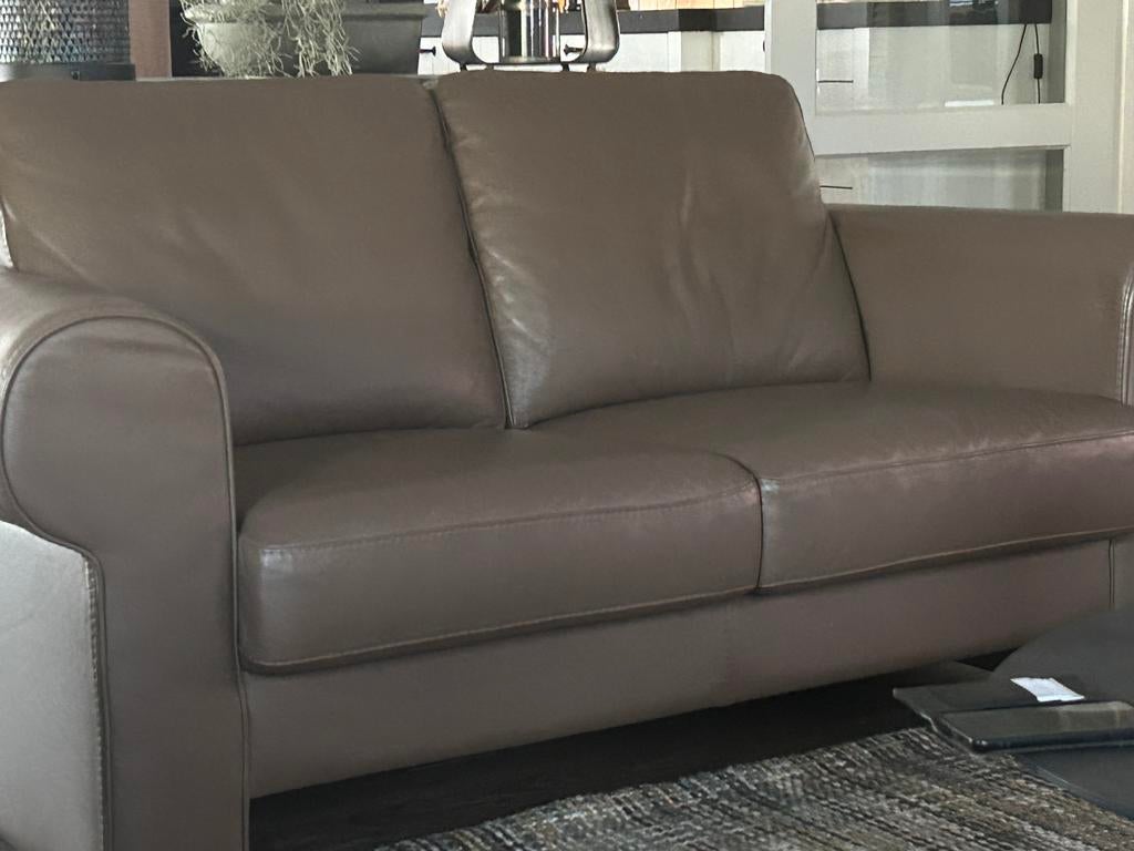 2 zits bank taupe kleur leer, Huis en Inrichting, Ophalen, Tweepersoons, Zo goed als nieuw, Rechte bank