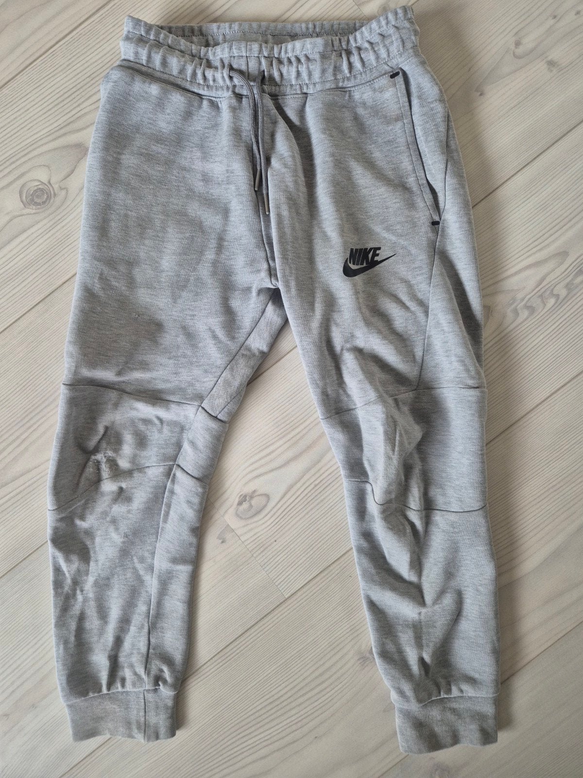 Nike Tech Fleece Joggingbroek Grijs Maat S (128-137cm), Broek, Gebruikt, Jongen of Meisje, Ophalen of Verzenden