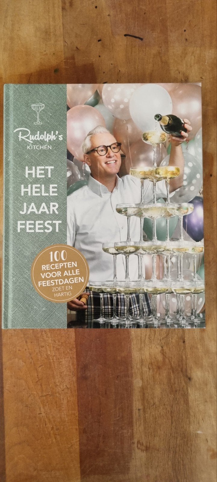 Rudolph van Veen - Rudolph's Kitchen Het hele jaar feest, Boeken, Kookboeken, Ophalen of Verzenden, Zo goed als nieuw, Rudolph van Veen