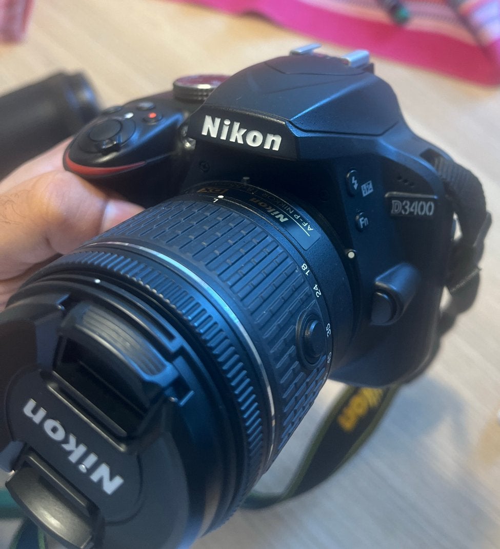 Nikon D3400 Spiegelreflexcamera met 2 lenzen en accessoires, Spiegelreflex, Beeldstabilisatie, Ophalen of Verzenden, Zo goed als nieuw