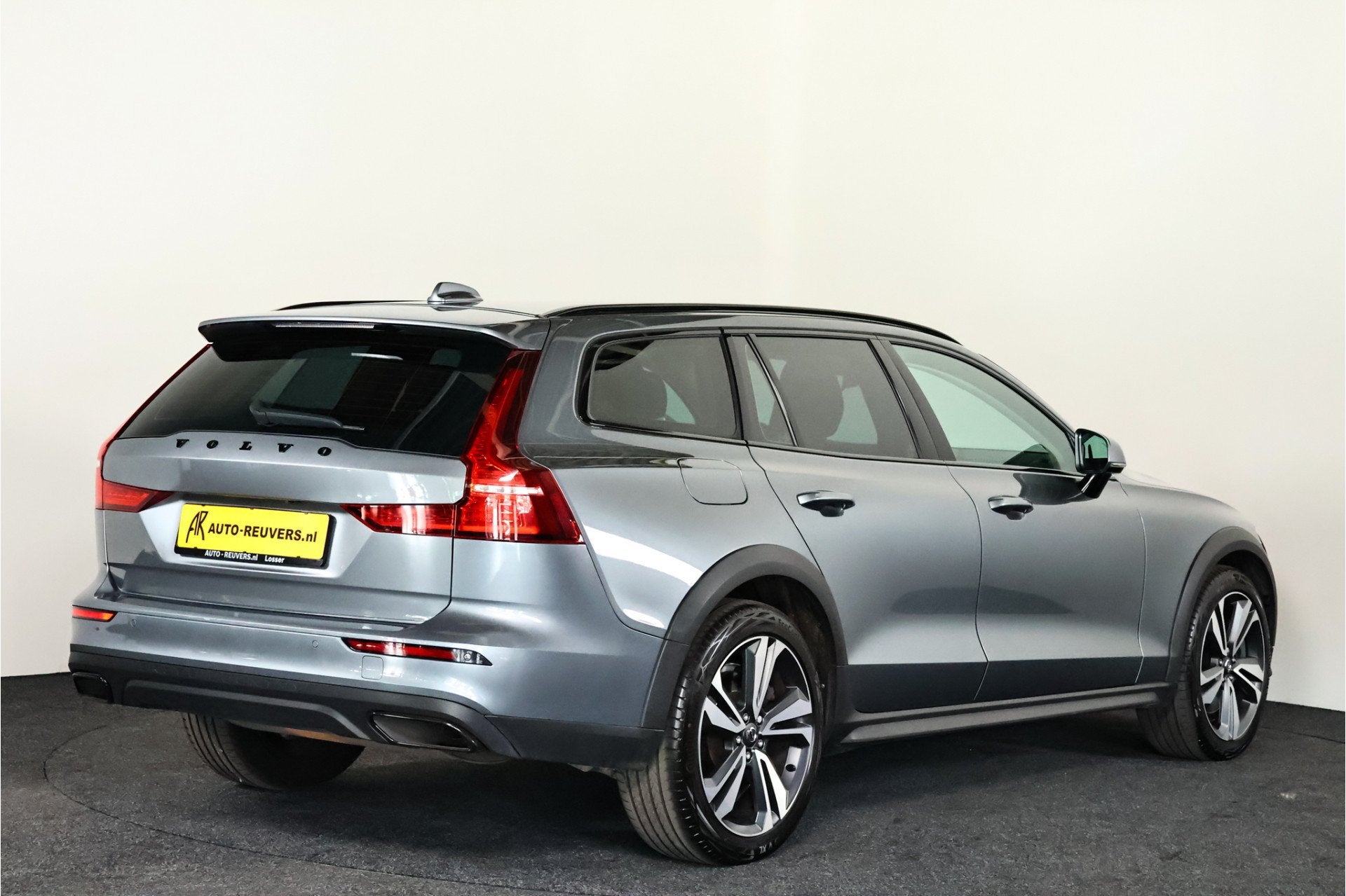 Volvo V60 Cross Country 2.0 B5 AWD Pro Navi / Pilot Assist /, 12 maanden, Gebruikt, Zwart, 4 cilinders