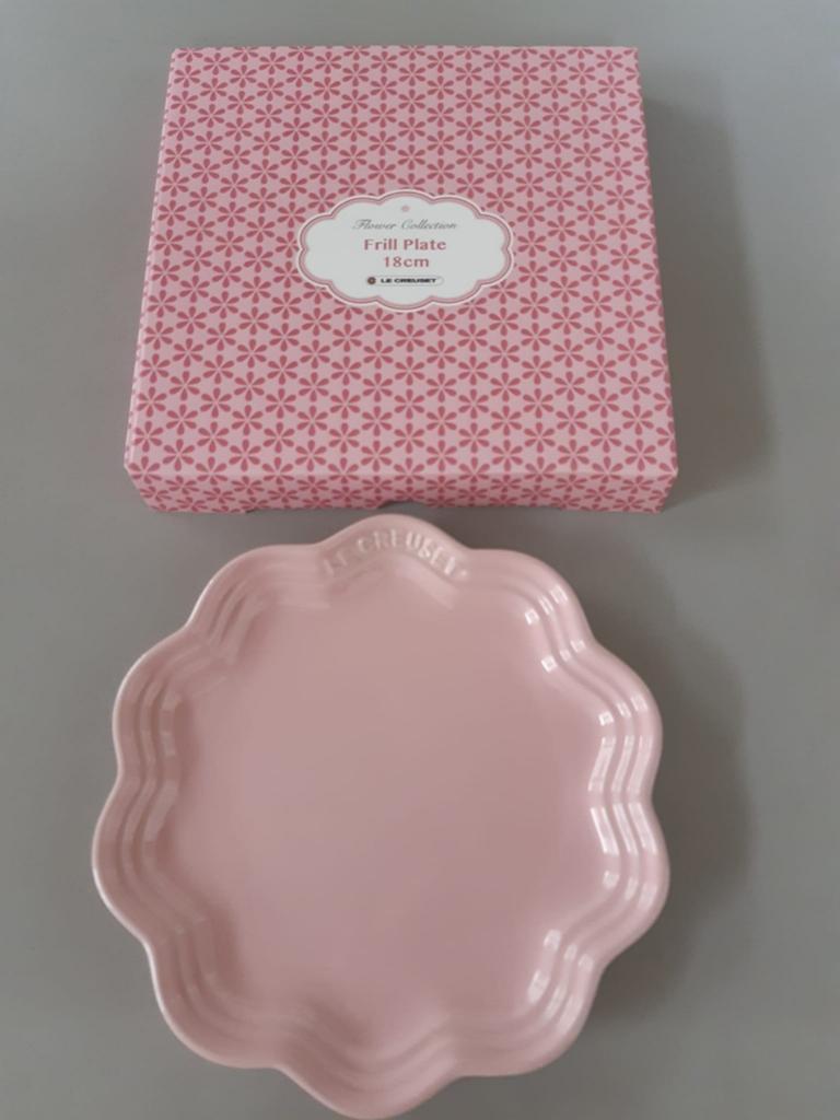 Le Creuset Flower Collection Frill Plate 18 cm, Huis en Inrichting, Keuken | Servies, Nieuw, Ophalen of Verzenden, Bord(en), Overige stijlen