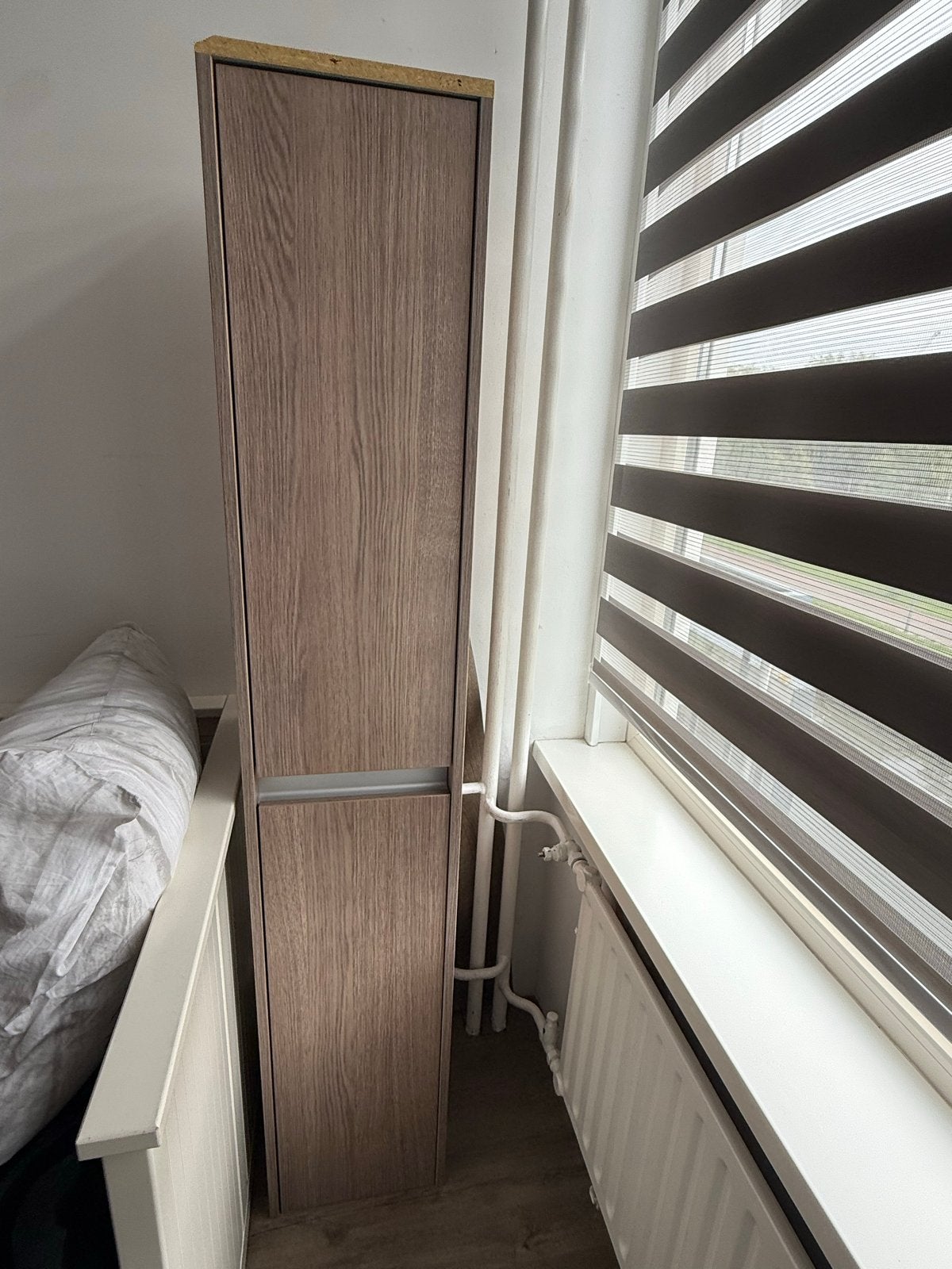 Hoge smalle kast met planken - Bruin houtnerf, Huis en Inrichting, Ophalen of Verzenden, Gebruikt