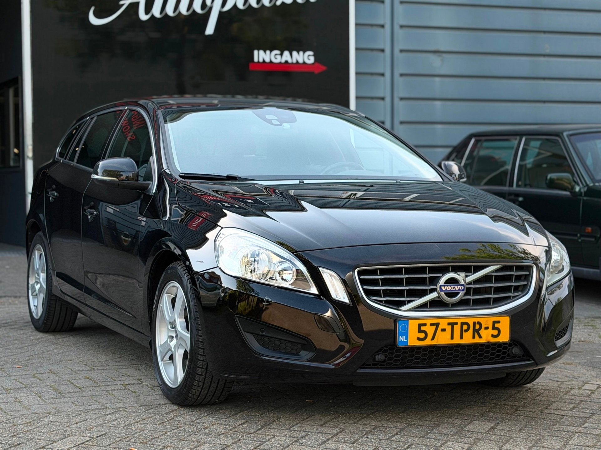 Volvo V60 1.6 T4 Momentum AUTOMAAT NAVI/CRUISE/PDC | KEURIGE, Stof, Gebruikt, Zwart, 4 cilinders