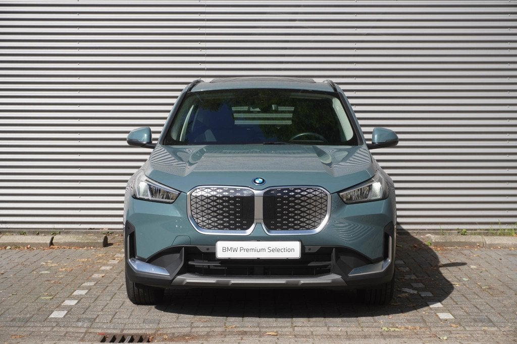 BMW iX1 xDrive30 | Trekhaak met elektrisch wegklapbare kogel, Auto's, BMW, Automaat, Stof, Gebruikt, Met garantie (alle)