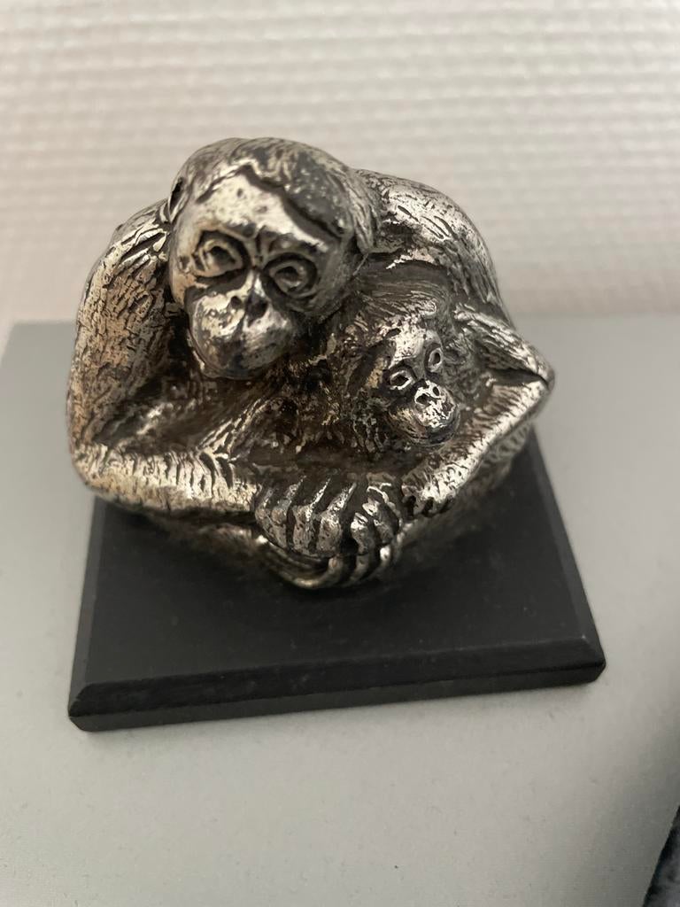 Zilverkleurig beeldje van orang-oetan met jong, Verzamelen, Beelden en Beeldjes, Ophalen of Verzenden, Zo goed als nieuw