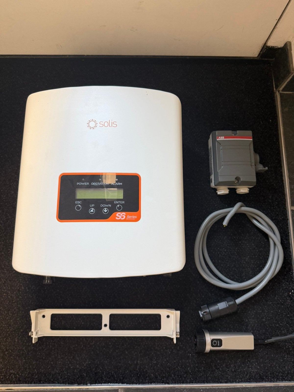 Te koop: Solis S6 omvormer, hoofdschakelaar en wifi dongel, Ophalen, Zo goed als nieuw