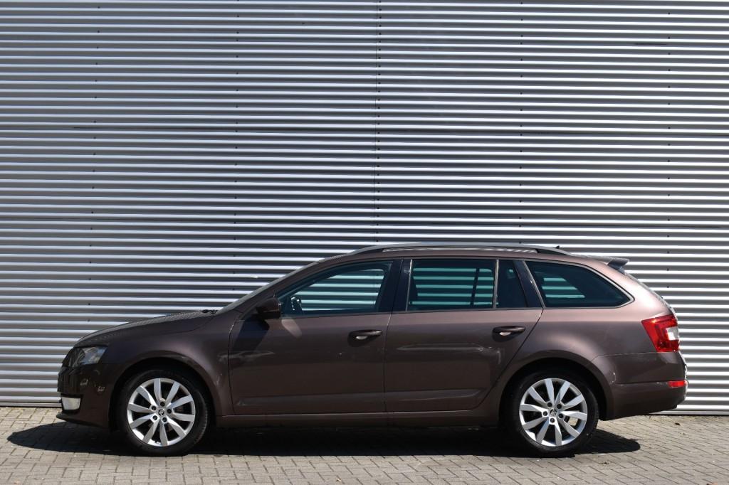 Skoda OCTAVIA COMBI 1.6 TDI BUSINESS LINE / STOEL VERW. / PD, Auto's, Skoda, Voorwielaandrijving, 4 cilinders, Bruin, Origineel Nederlands