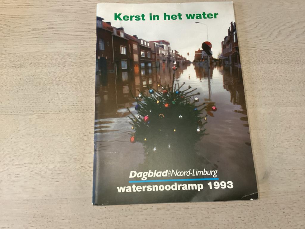 Kerst in het Water - Watersnoodramp 1993 Dagblad Noord-Limbu, Ophalen of Verzenden, Gelezen, Krant