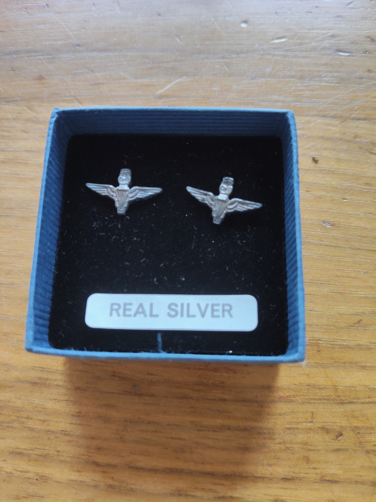 Oorbellen met Pegasus logo, Ophalen of Verzenden, Nieuw, Overige materialen