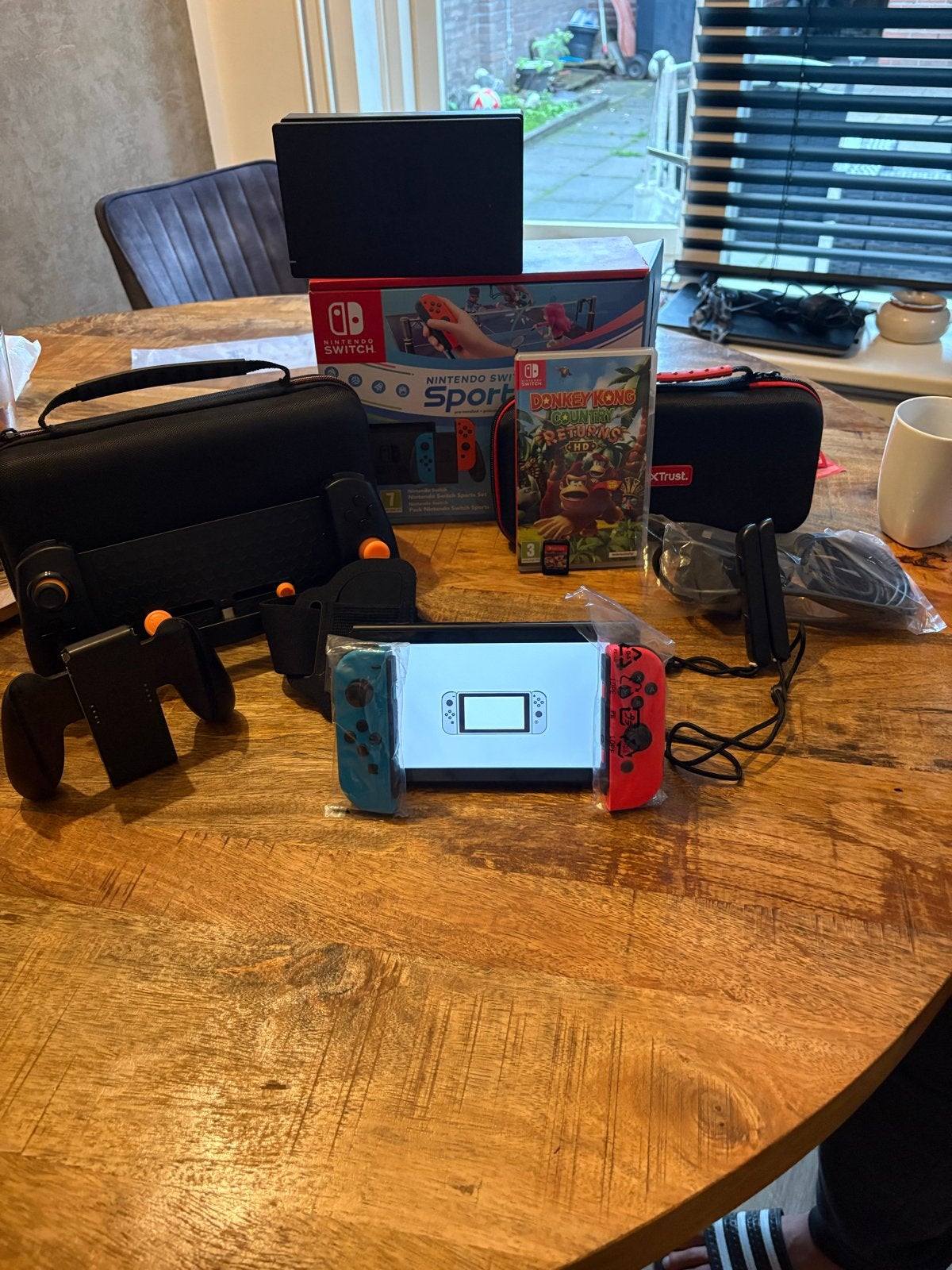 Nintendo Switch met games: Sports, Donkey Kong, Mario Kart, Ophalen, Met games, Met 2 controllers, Zo goed als nieuw