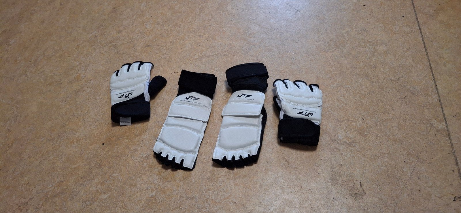 Nieuwe WTF Taekwondo handschoenen en voetbeschermers, Taekwondo, Vechtsportbescherming, Nieuw, Maat M