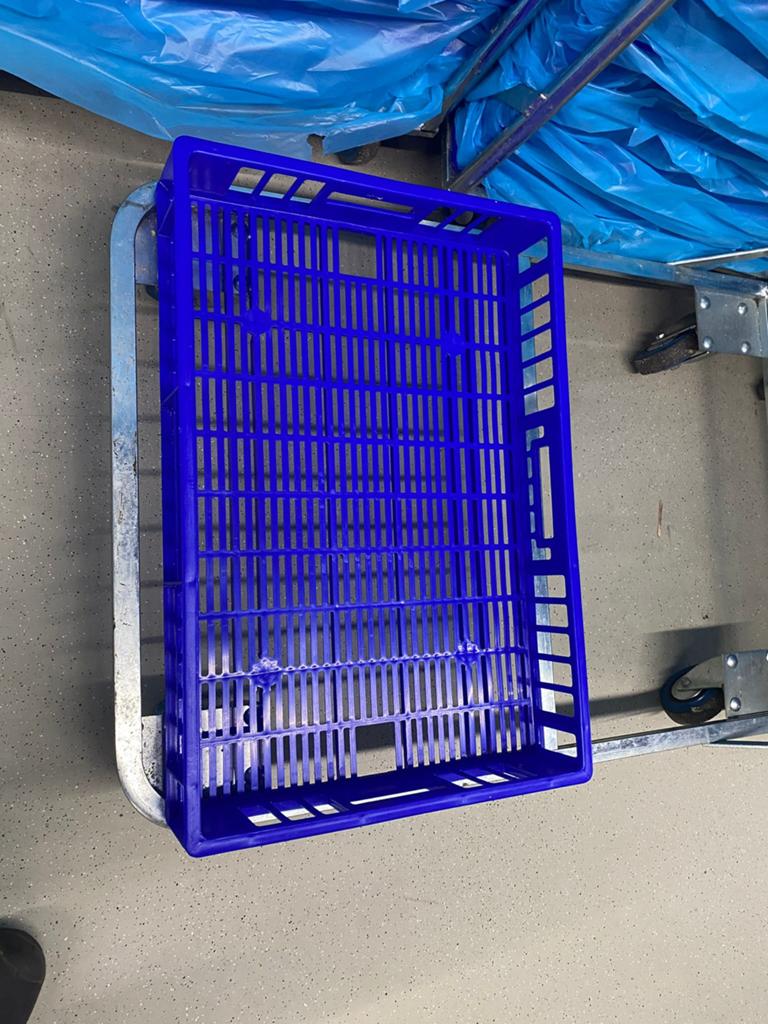 Transportkarren met 40 plastic kratjes per kar., Zakelijke goederen, Kantoor en Winkelinrichting | Magazijn, Stelling en Opslag