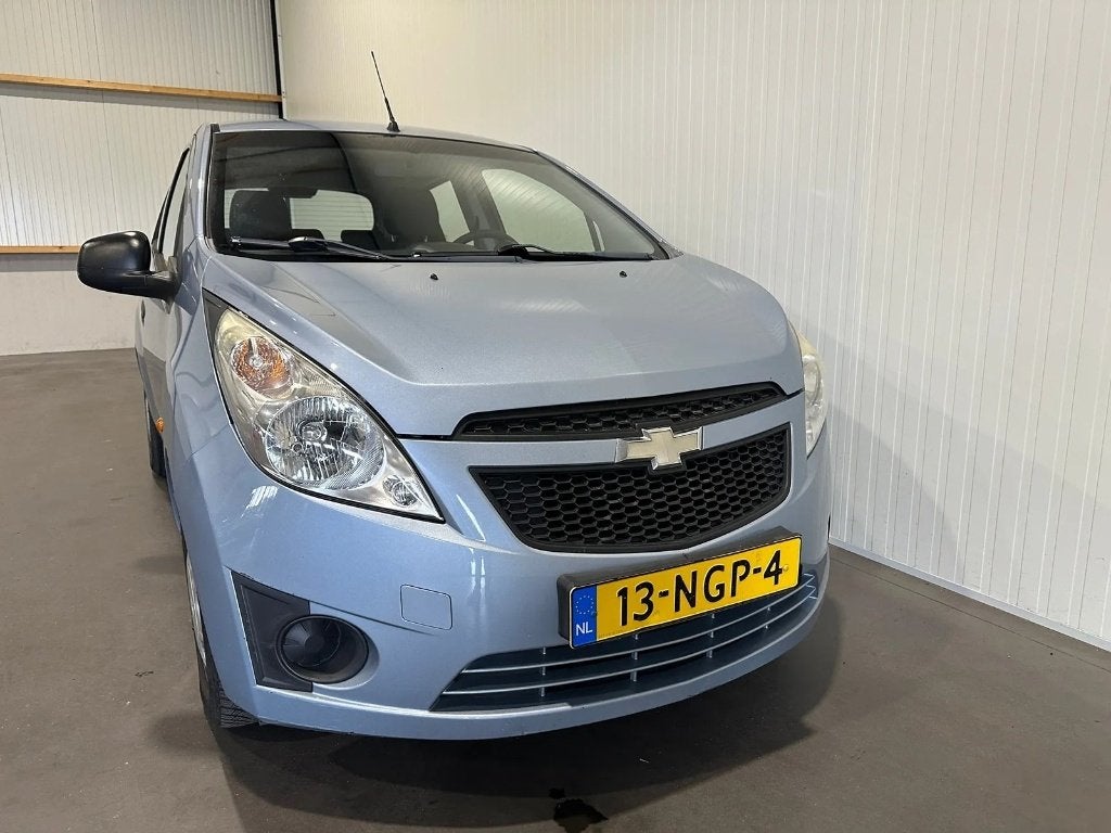 Chevrolet Spark 1.0 lt 2010 Blauw weinig km en nieuwe apk, Auto's, Stof, Zwart, 4 cilinders, Blauw