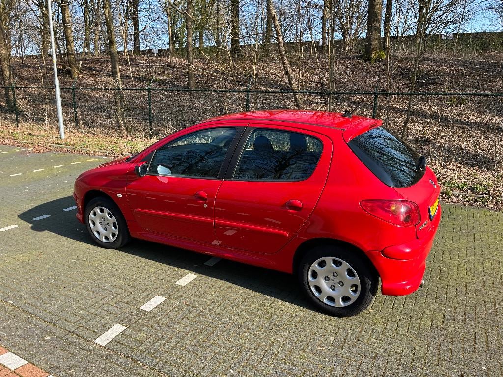 Peugeot 206 1.4 5D 2006 Rood, Auto's, Voorwielaandrijving, Stof, 4 cilinders, Origineel Nederlands