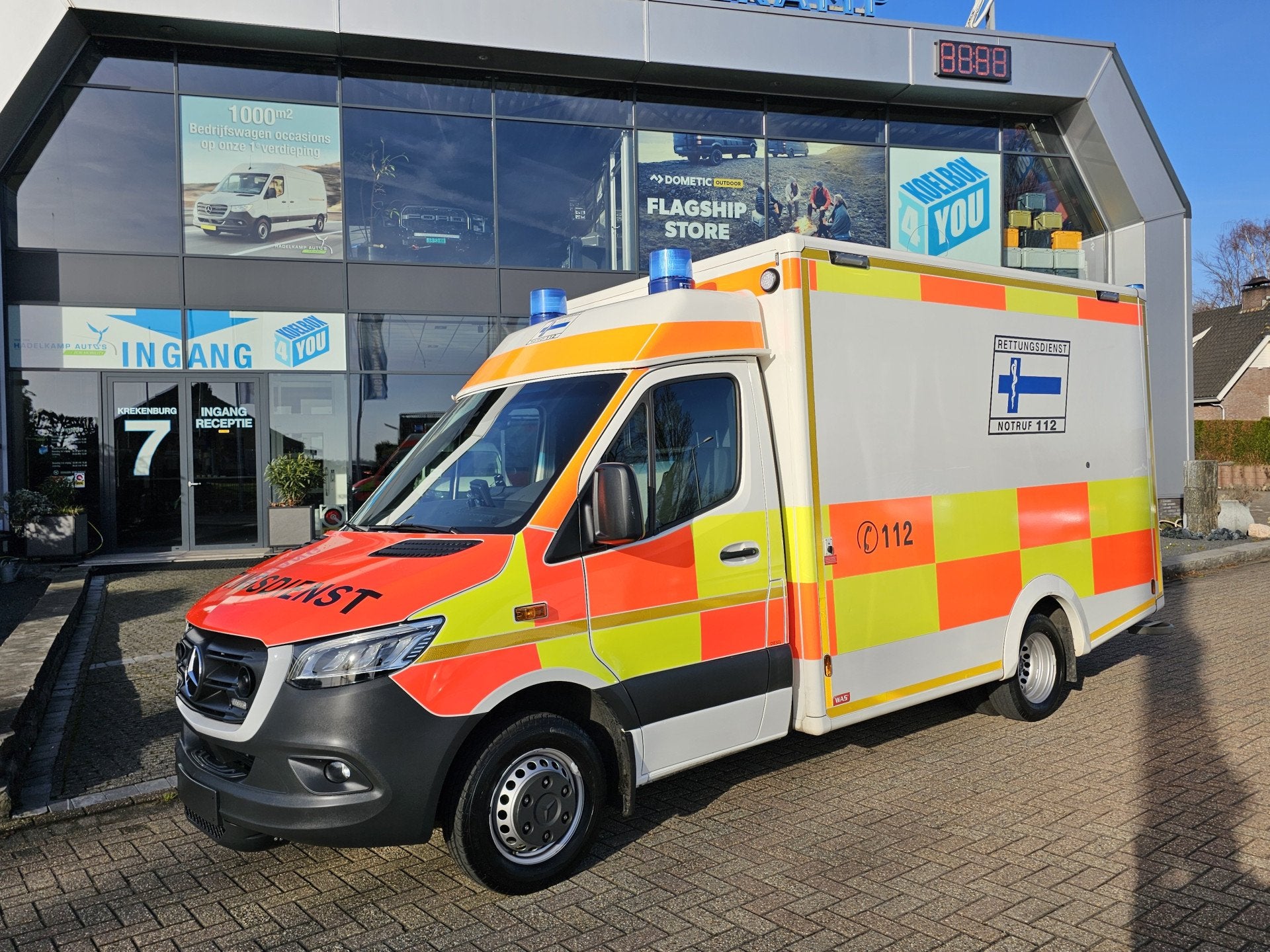 Mercedes-Benz Sprinter 519 3.0 CDI L2 Ambulance (bj 2020), Auto's, Automaat, Dealer onderhouden, Gebruikt, Zwart