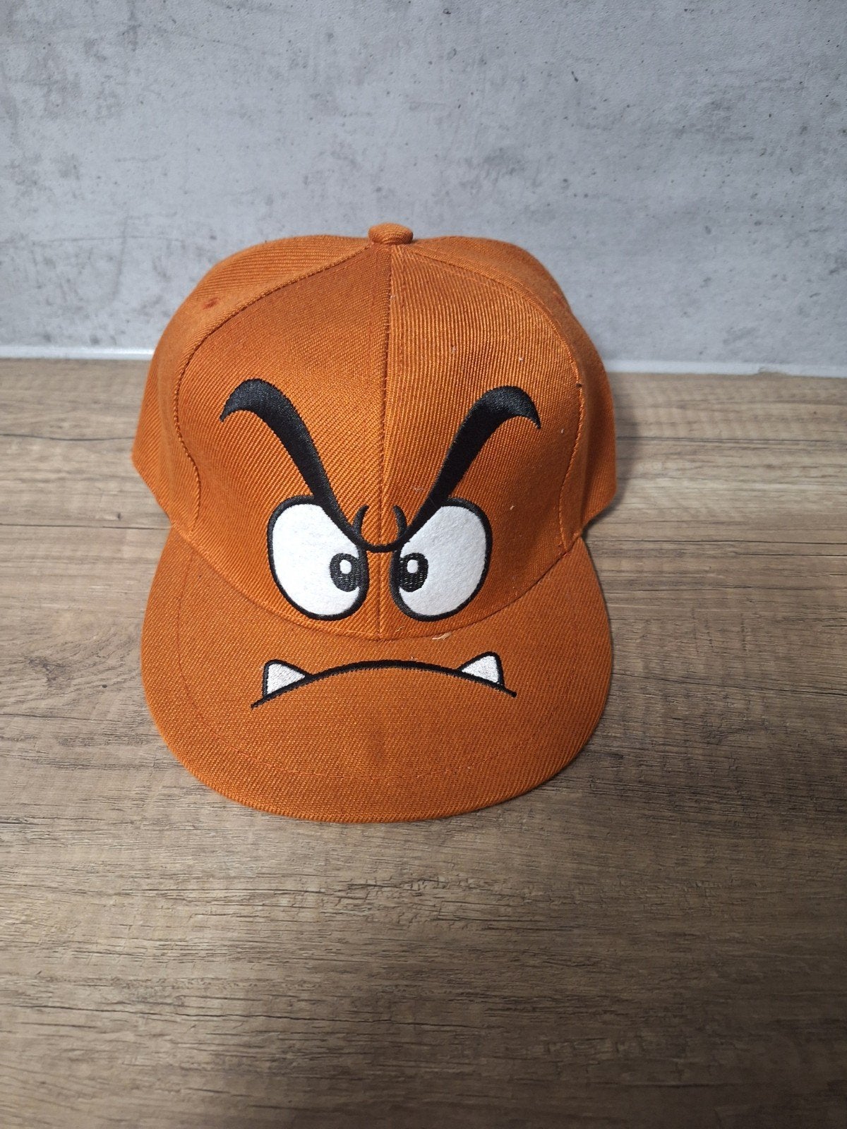 New Era Super Mario Goomba Pet - Maat 60cm (XL), 60 cm (XL, 7½ inch) of meer, Ophalen of Verzenden, New Era, Pet